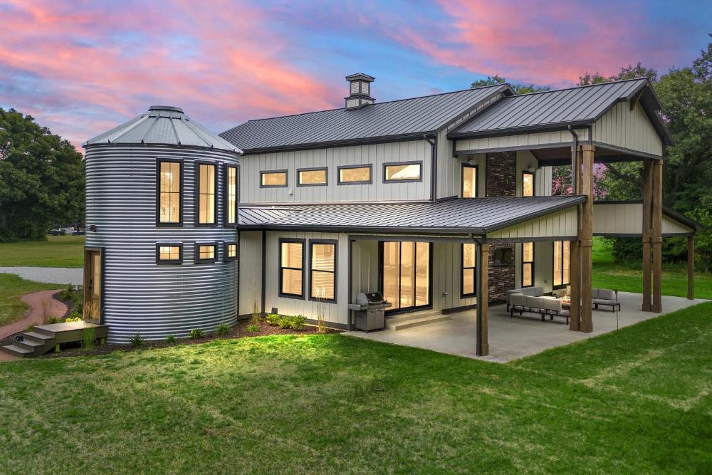 Kouts Home High-End Retreat in Secluded Setting